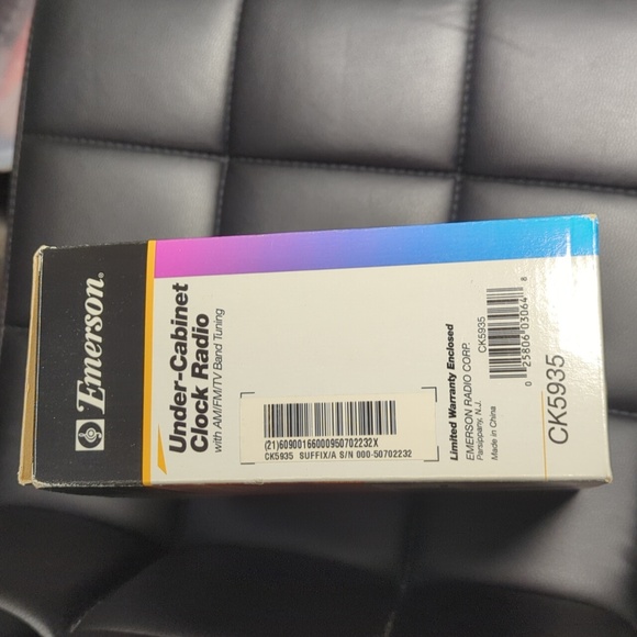 NIB Emerson Under-Cabinet Clock Radio - Picture 2 of 6